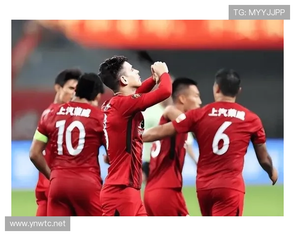 上海申花过度依赖中路推进,边路威胁不足或制约赛季进攻战术的稳定性与丰富性。 上海申花过度依赖中路推进,边路威胁不足或制约赛季进攻战术的稳定性与丰富性。