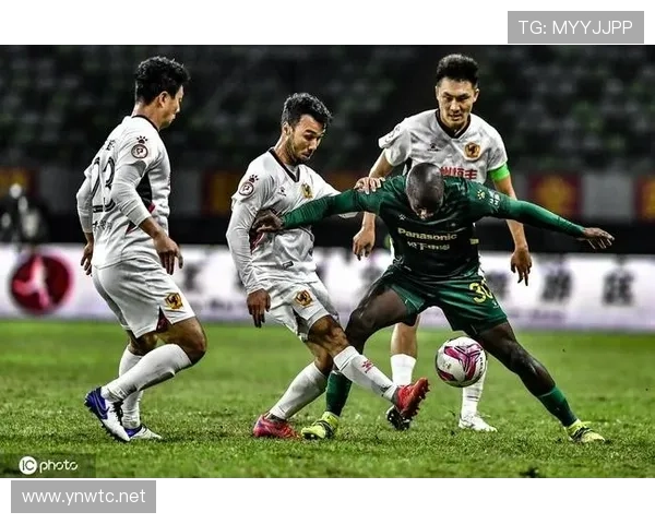 先触球就不用吃牌?犯规判罚中的“触球免责”误区解析 先触球就不用吃牌?犯规判罚中的“触球免责”误区解析