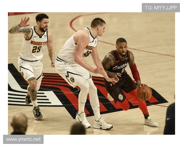 利拉德休赛期天天凌晨四点打卡训练馆，邻居以为他家漏水报警了