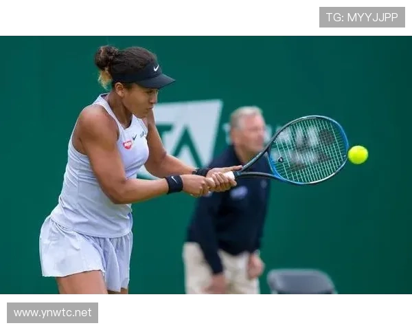 娜奥米·大阪推着超市菜车，随手一放的包是我三年工资